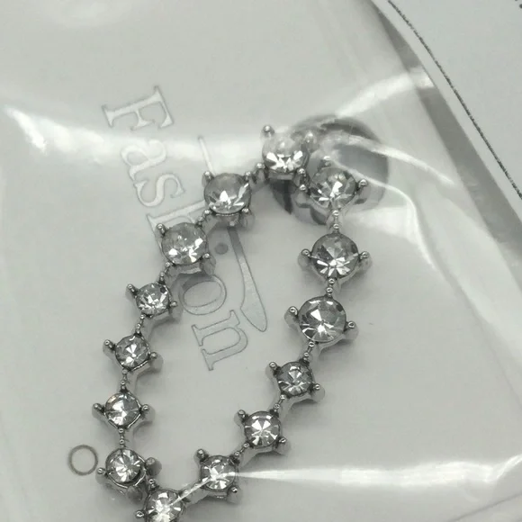 Elegant Silver Crystal Ear Cuff. New - Picture 8 of 10